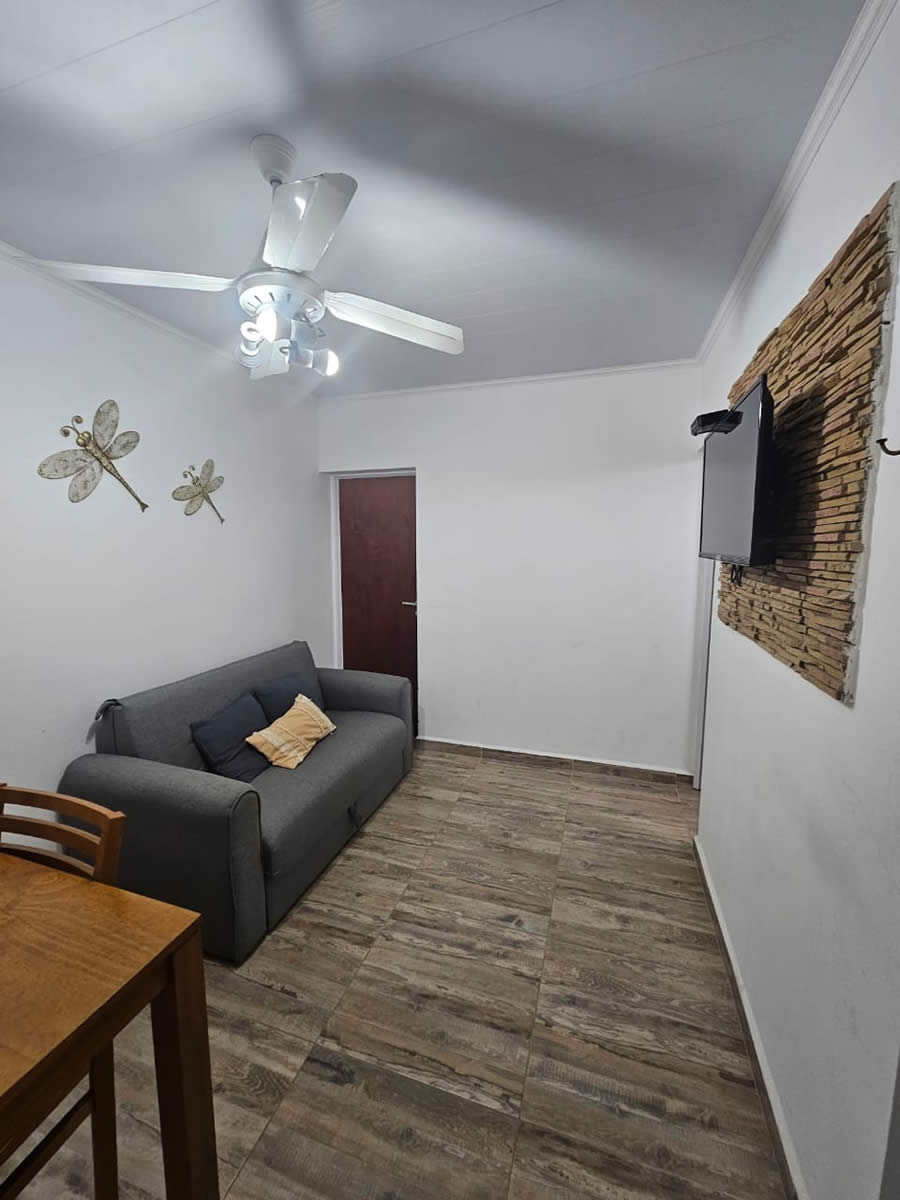 Cómodo sofá cama en el living del Alojamiento del Departamento 2 en Federación, Entre Ríos