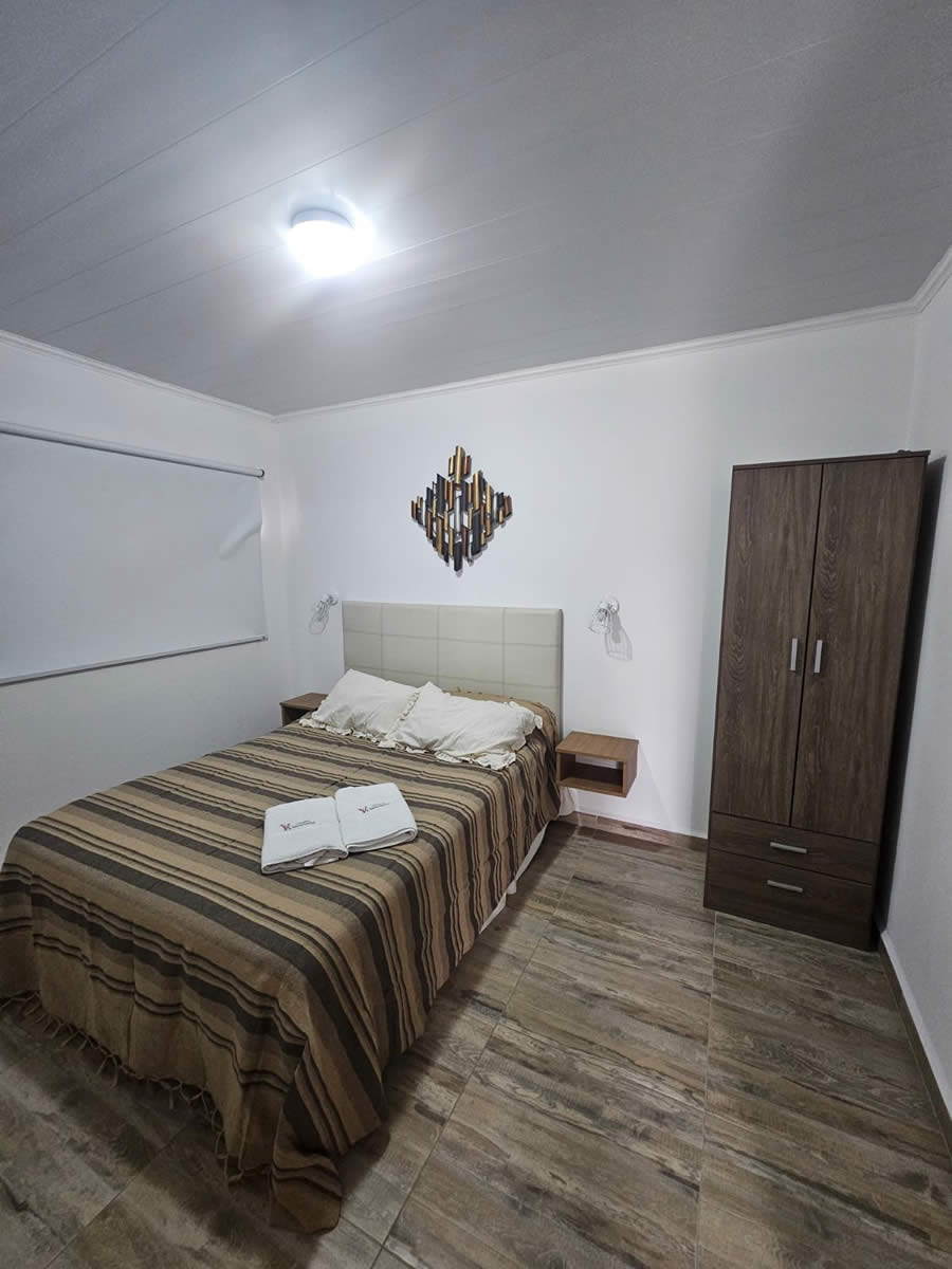 Dormitorio principal con cama matrimonial en el Apartamento Departamento 3