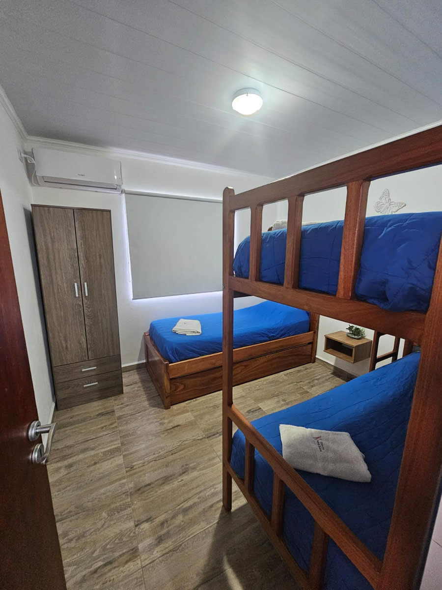 Dormitorio con camas individuales en el Apartamento Departamento 3 ( para 3 personas )