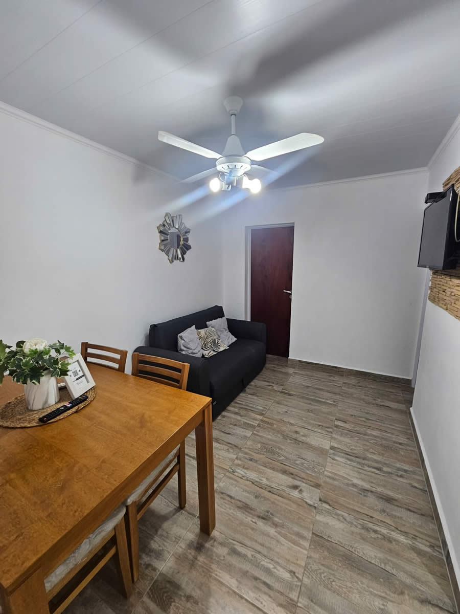 Área de comedor en el living del Departamento 4, ideal para 3 personas