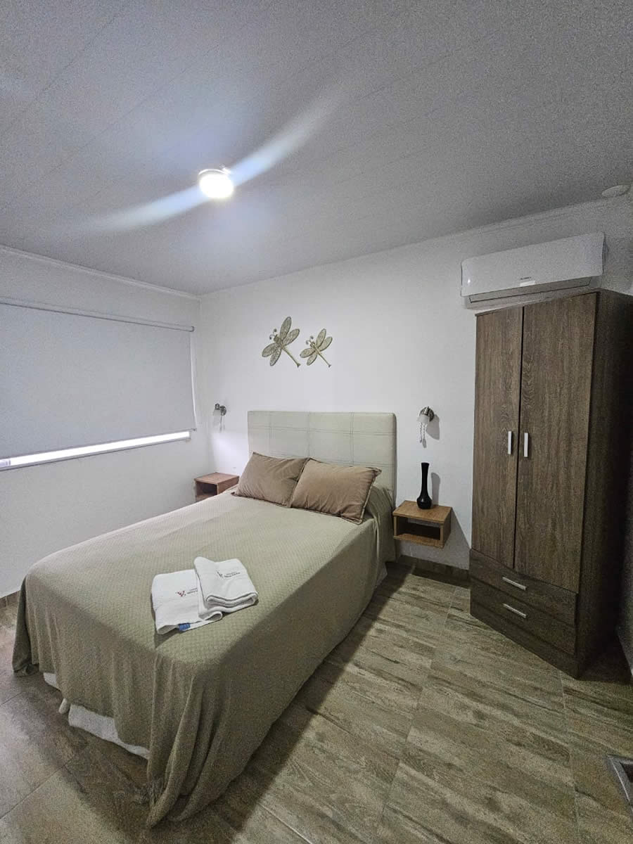 Dormitorio principal con cama matrimonial de la Habitaciones Privadas del Departamento 6