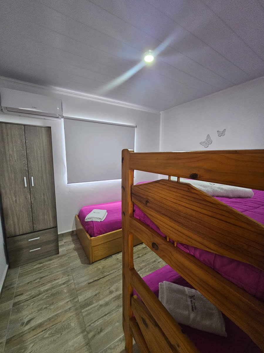 Dormitorio secundario con camas individuales de la Habitaciones Privadas en el Departamento 6 ( hasta 3 camas )