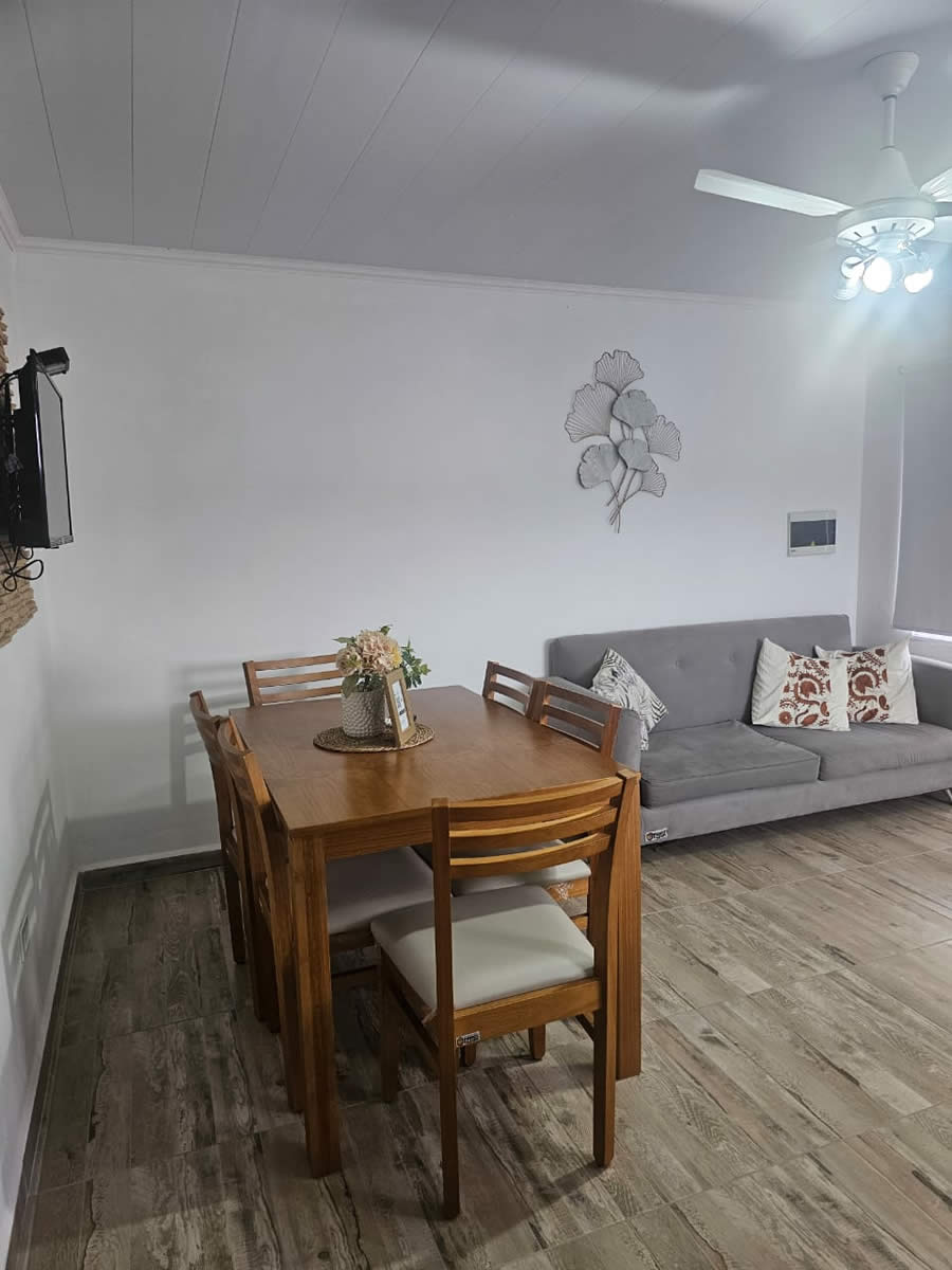 Amplio comedor del Departamento 6, ideal para 6 personas en Complejo Valeria Soledad