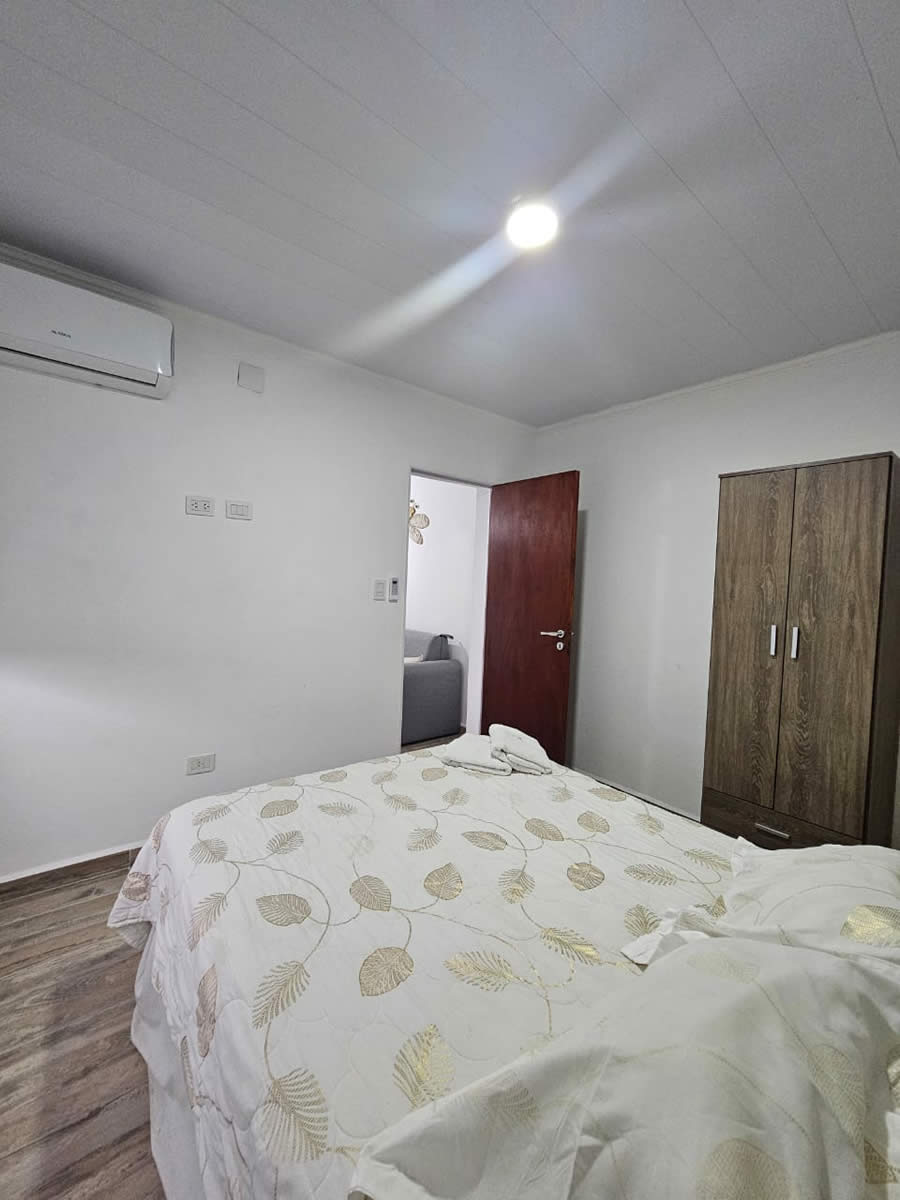 Cama matrimonial en el dormitorio del Departamento 7